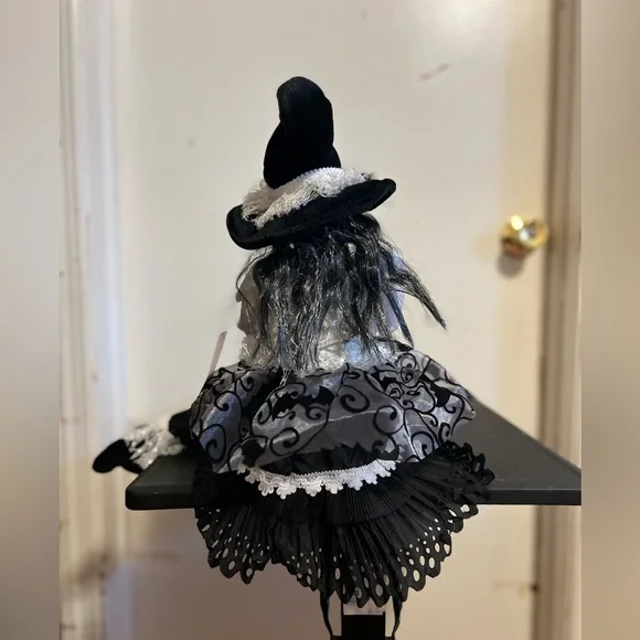 Sitting Witch - Picture 6 of 10